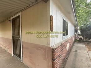 Building Photo - 2 Bedroom, 1 Bath Duplex