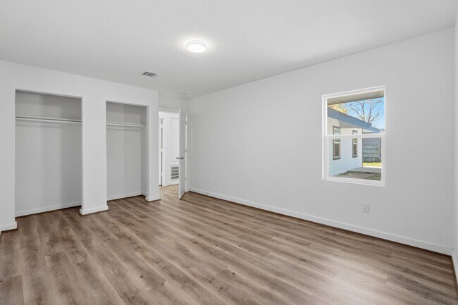 Building Photo - 5962 Ridgeway Dr