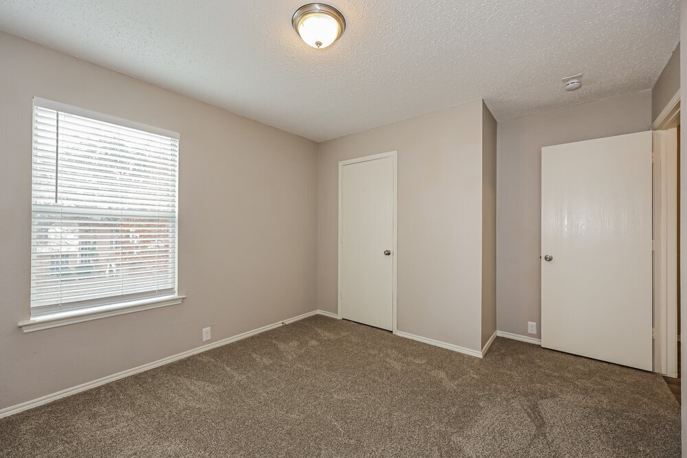 Building Photo - 6736 Meadowcrest Dr