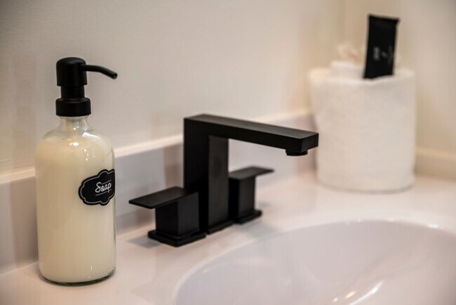 Building Photo - 152 Baxter Rd