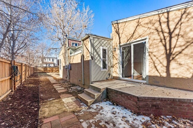 Building Photo - Great location near City Park!