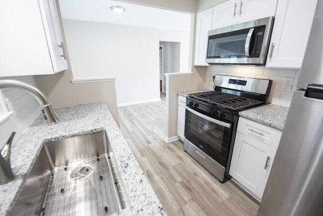 Building Photo - 9328 W Ridgewood Dr