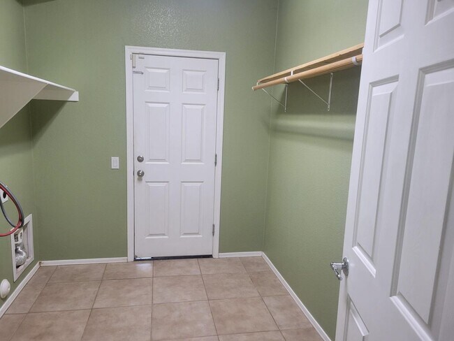 Building Photo - Beautiful 4 bed home with Den and Loft