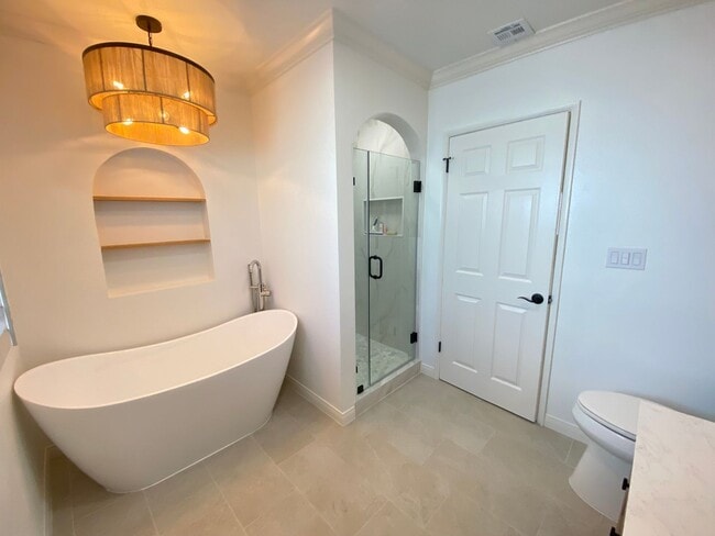 Building Photo - Beautifully Remodeled 3 Bedroom Naples Hou...