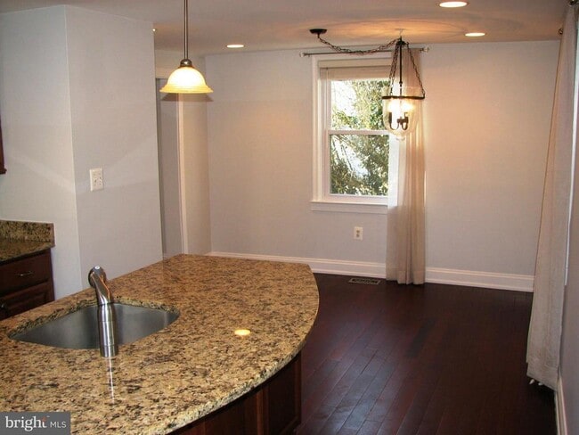 Building Photo - 1706 Willow Ave