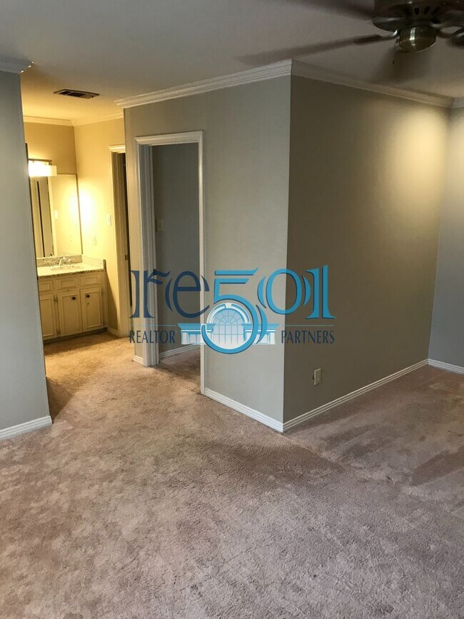 Building Photo - Pleasant Valley Condo
