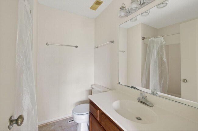 Building Photo - Fabulous Chesapeake Bay Location - Steps to Beach!