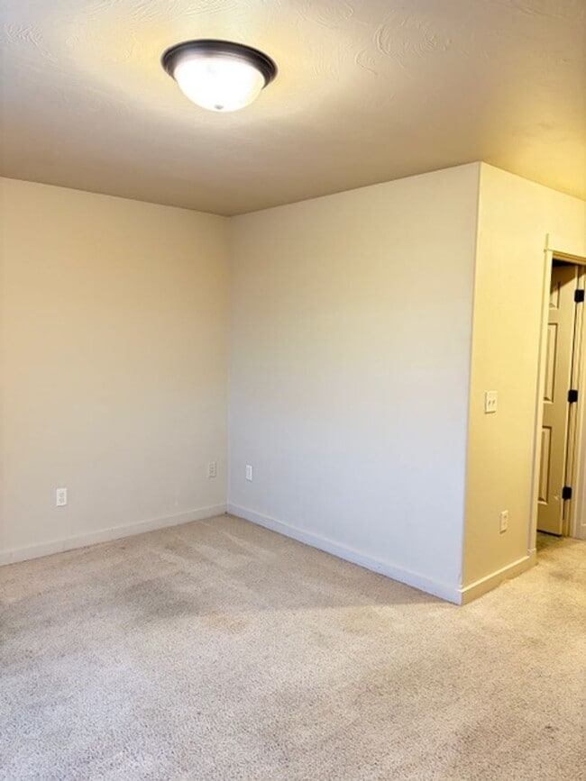 Building Photo - 3 Bedrooms 2 1/2 Bathroom Bozeman Townhouse - Great Location