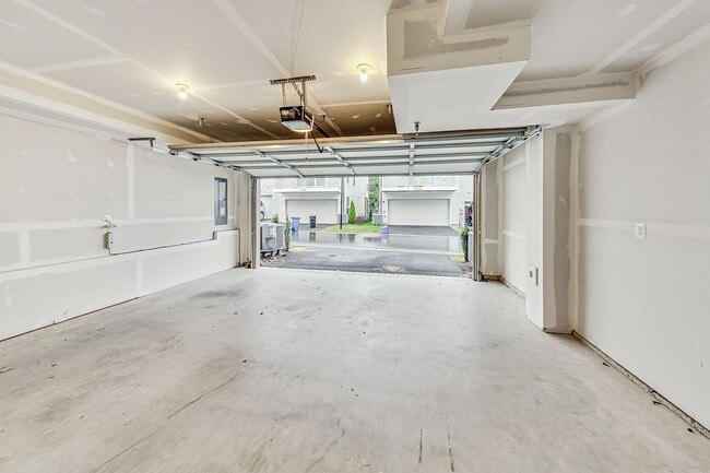 Building Photo - Contemporary 4 bedroom, 3.5 bath Open Concept Townhome!