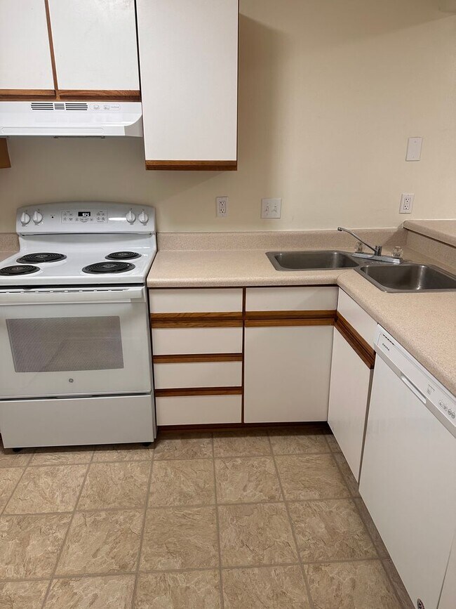 Building Photo - 4 Bedroom 2 Bath Apartment 2nd Floor