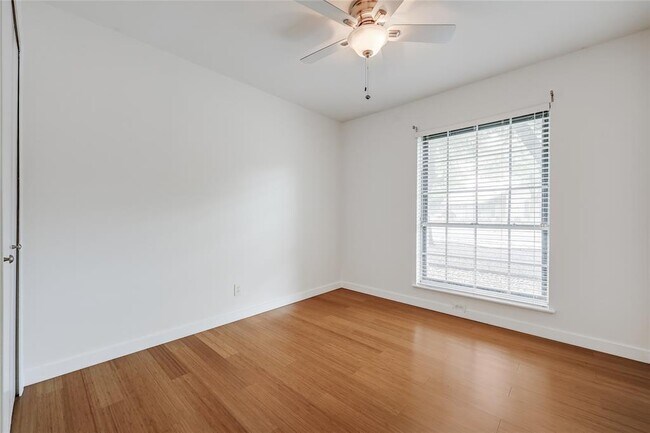 Building Photo - 307 Thistlewood Dr