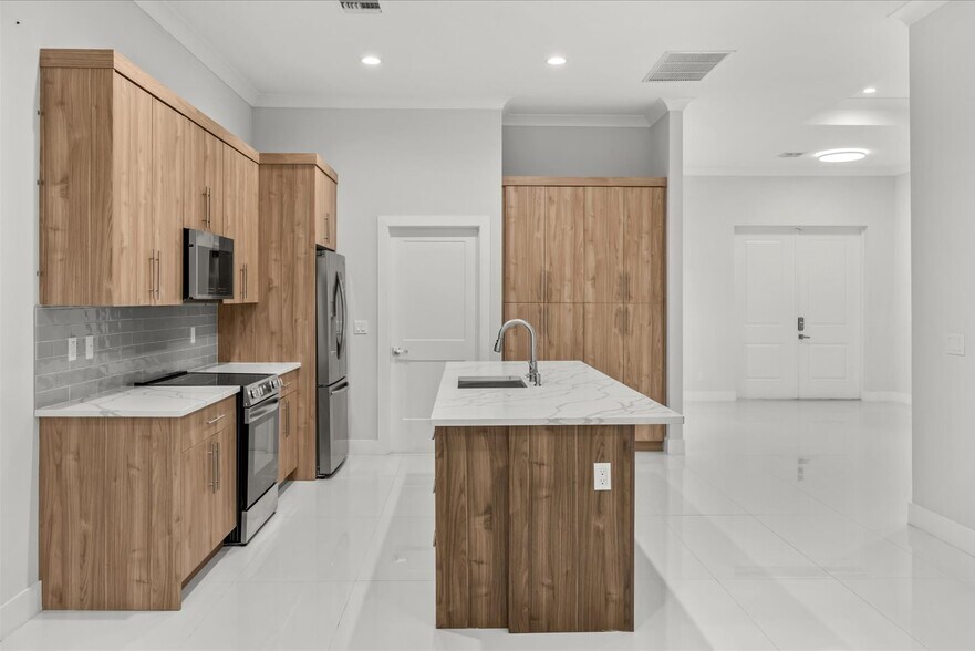 Building Photo - 419 SW Namoit Pl