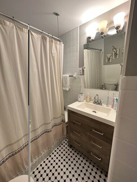 Building Photo - 10 W Knight Ave