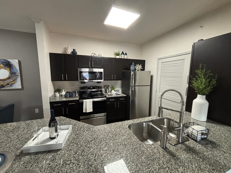 Building Photo - 4624 Cromwell Dr