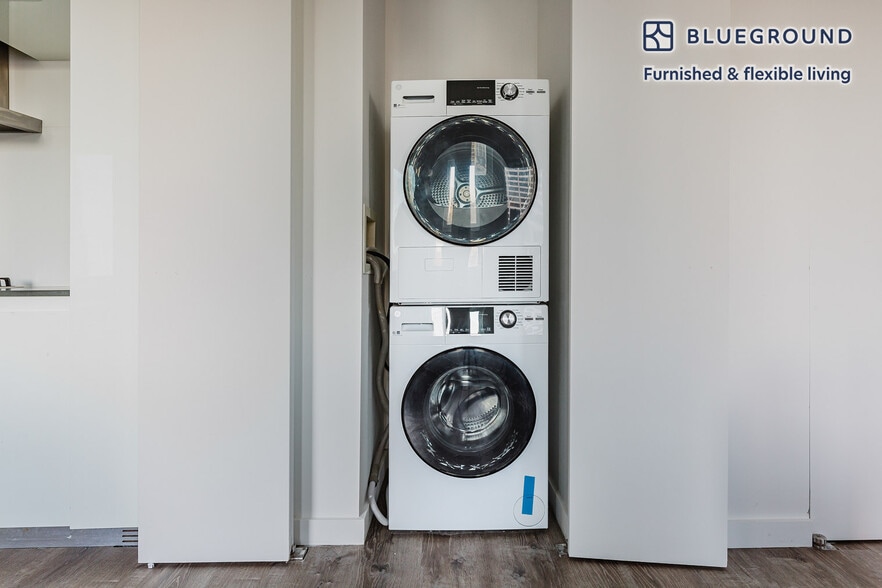 Building Photo - 70 W 45th St