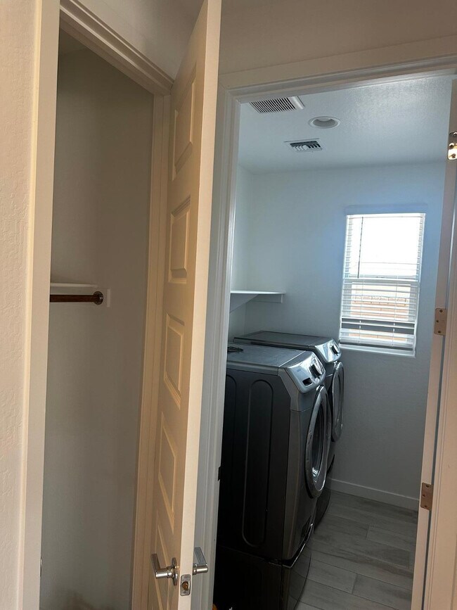 Building Photo - 3269 E Baler Dr