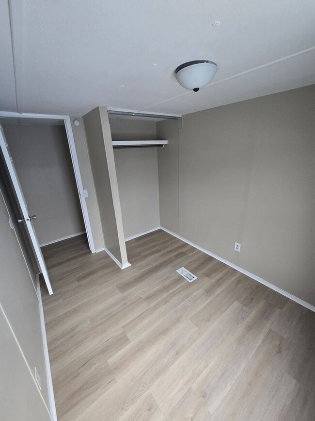 Building Photo - 3 bedroom, 2 bath Mobile Home in Yorktowne