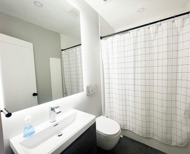 Building Photo - 118 Brooks St