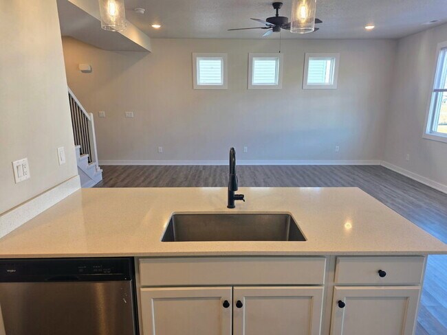 Building Photo - 6951 Bluebell Ct