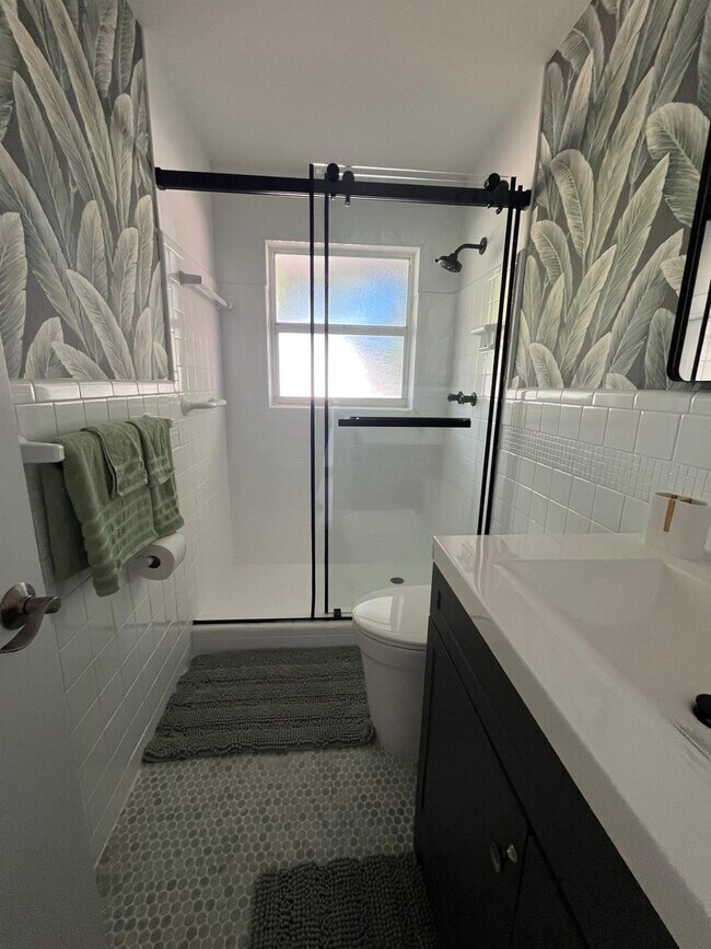 Building Photo - 556 SE 15th Ave