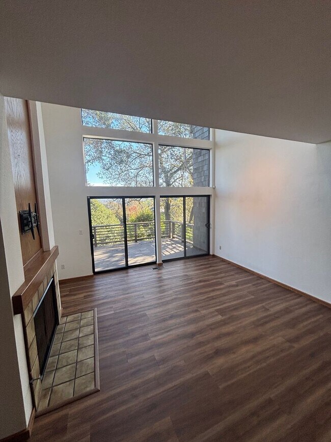 Building Photo - Large 2 bedroom 2.5 bathroom Bennett Valley Home with community pool and views