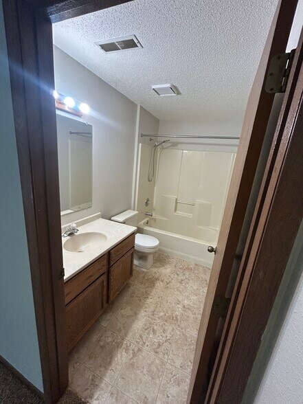 Building Photo - 1030 Oak Forest Dr