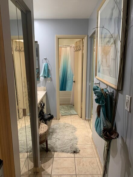 Master Bathroom - 1420 W Sandpiper Cir