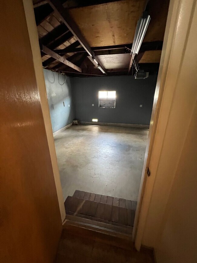 Building Photo - 723 S California St