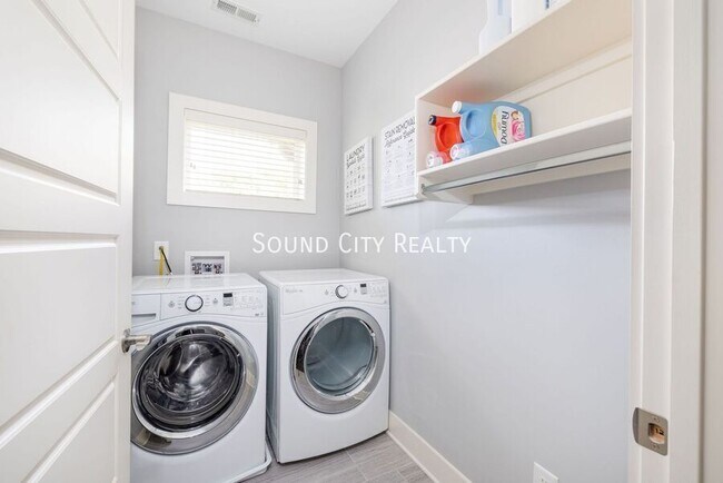 Building Photo - 606B Eastboro Dr