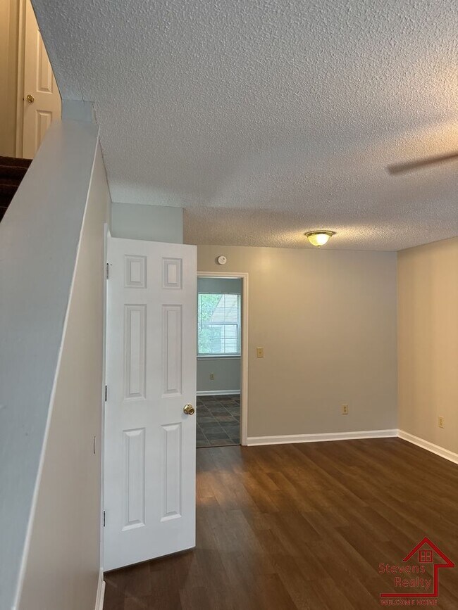 Building Photo - 143 East Ave