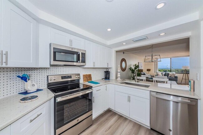 Building Photo - 6357 Bahia Del Mar Blvd S