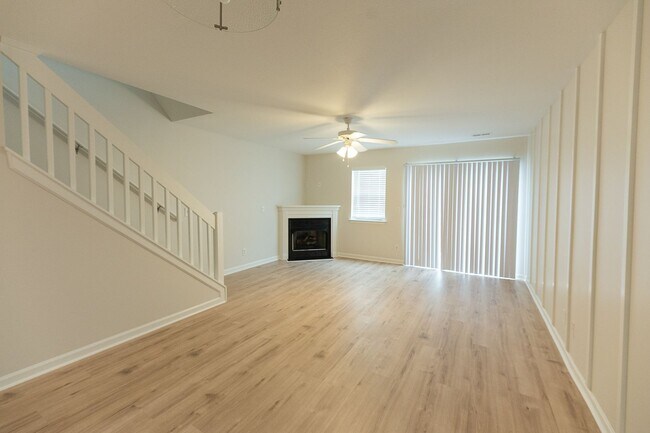 Building Photo - Beautifully Updated 2-Bedroom, 2.5-Bath Townhome in Greensboro