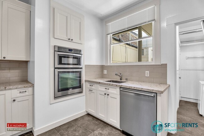 Building Photo - Noe Valley: Top Floor Condo w/ City Views, Garage Parking & W/D in unit