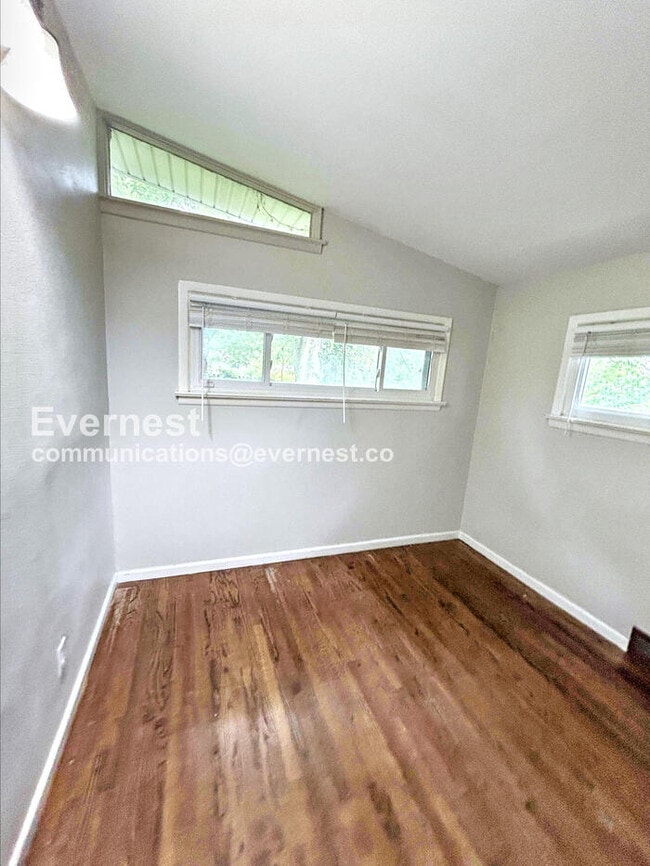 Building Photo - 1130 Trampe Ave