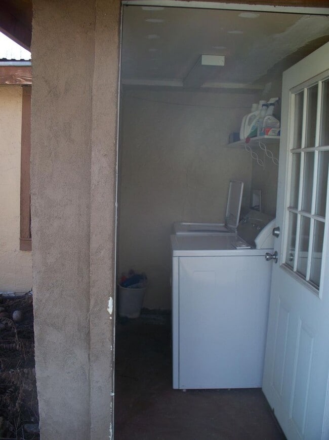 Building Photo - Charming 1 Bed / 1 Bath Apartment Near Dow...
