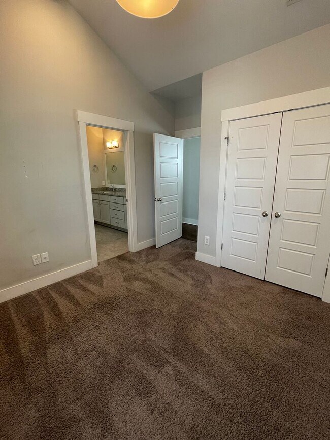 Building Photo - 1104A W Grove Ave