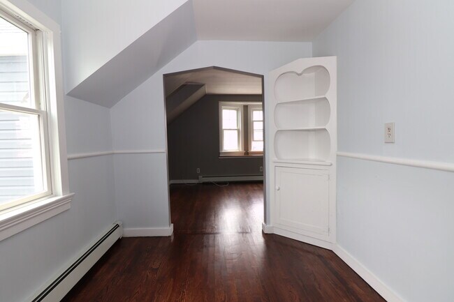 Building Photo - 262 S Ketcham Ave