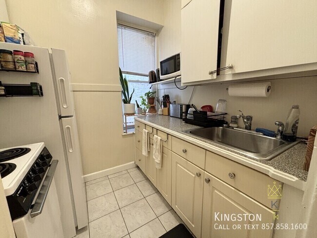 Building Photo - 1481 Beacon St