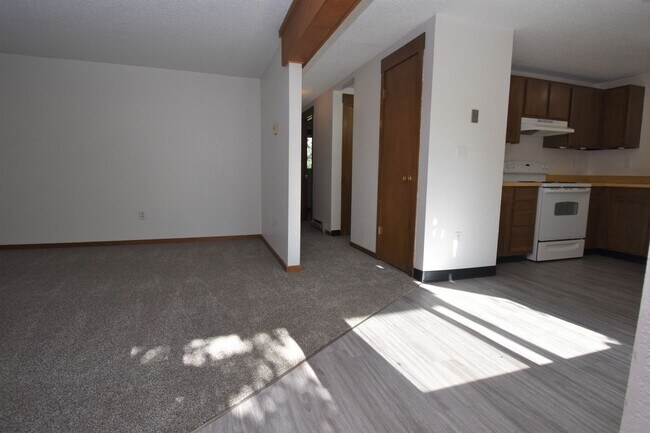 Building Photo - Ground Level 2 Bed Apartment in Great Loca...