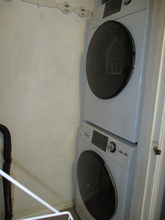 Building Photo - Tucked Away Condo with Balcony near Shirlington