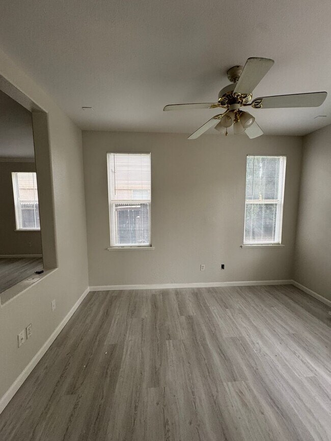 Building Photo - Great 5 bedroom 2.5 bath home in desirable Brentwood neighborhood! Crown molding in living room w...