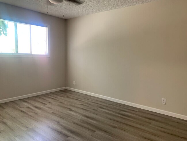 Building Photo - 5417 E Knoll Dr