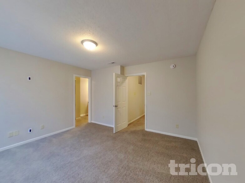 Building Photo - 10892 Woods Dr