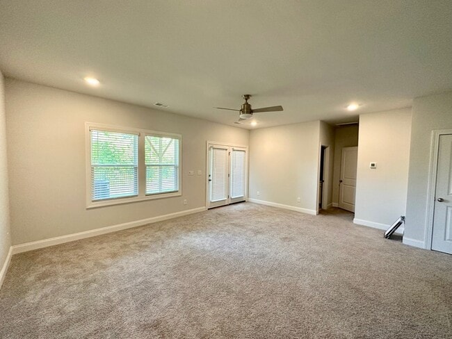Building Photo - Beautiful Townhome with 3 bedrooms, three ...