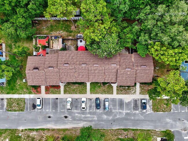 Building Photo - "Charming 2-Bedroom Townhouse Retreat with...
