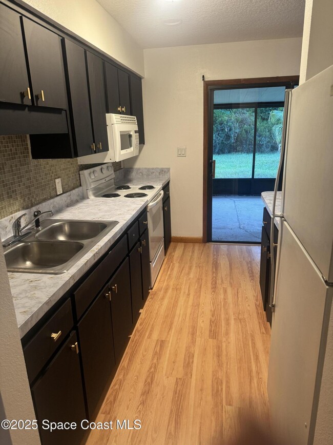 Building Photo - 810 Vantage St SE