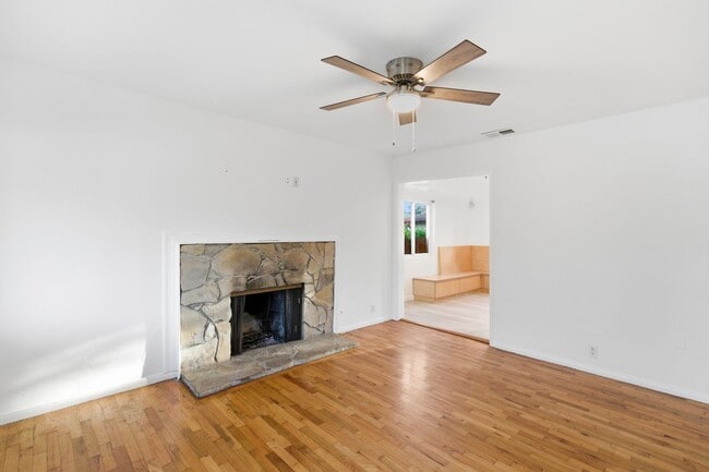 Building Photo - Beautiful 3 Bed + 2 Bath House + Front & Back Yard, Garage, Driveway