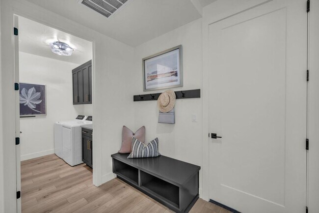 Building Photo - Stunning 6 Bedroom Home in St. George!