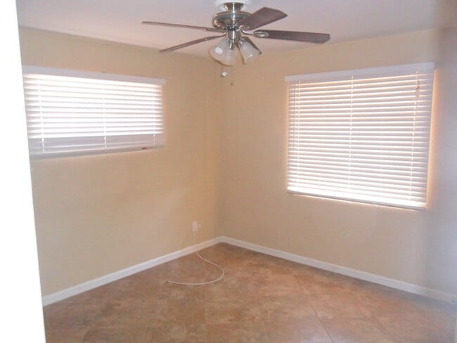 Building Photo - 3 bed, 1 bath, 1,120 sqft