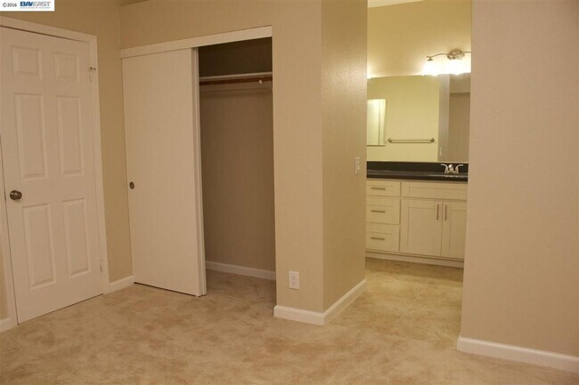 Building Photo - COMING SOON $3090 / 2 BR GORGEOUS REMODELE...